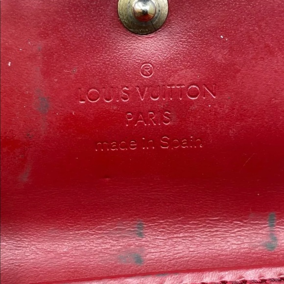 โญ๏ธSOLDโญ๏ธ Vintage Louis Vuitton 4-Key Keyholder in Cherry Vernis Leather - Picture 5 of 8